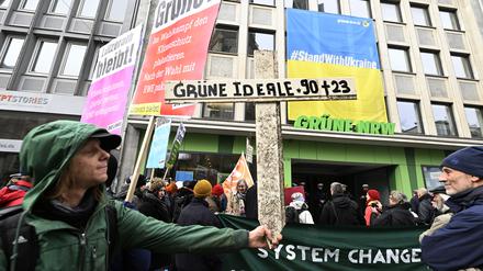 Protest vor der Grünen-Zentrale in Düsseldorf.