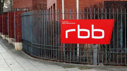 Potsdam, 10.01.2023 / Lokales / Rundfunk Berlin-Brandenburg, rbb, RBB Babelsberg in Potsdam, Logo, Wappen, Emblem, Symbolfoto, Foto: Ottmar Winter PNN ACHTUNG: Foto ist ausschließlich für redaktionelle Berichterstattung der PNN und des TGSP! Eine kommerzielle Nutzung, z.B. Werbung, ist ausgeschlossen. Die Weitergabe an nicht autorisierte Dritte, insbesondere eine weitergehende Vermarktung über Bilddatenbanken, ist unzulässig.