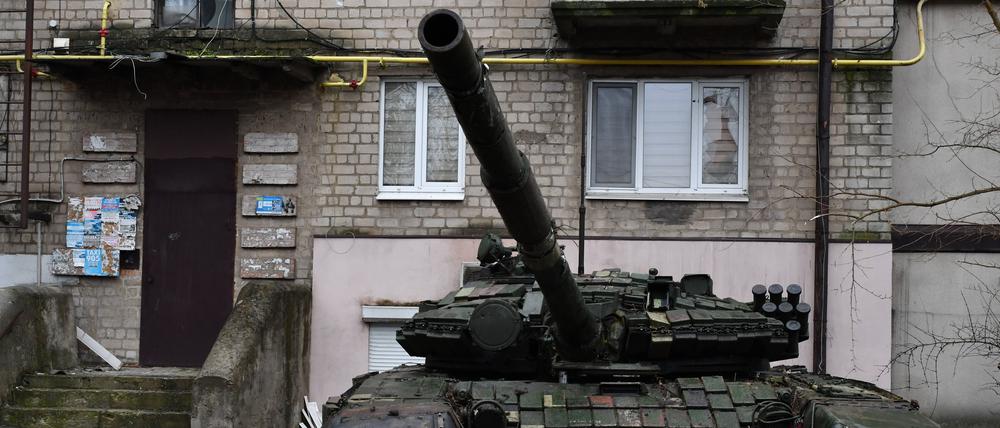 Ein ukrainischer Panzer in der Stadt Bachmut.