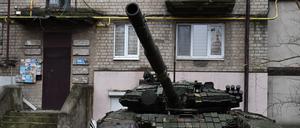 Ein ukrainischer Panzer in der Stadt Bachmut.