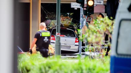 Ende einer Todesfahrt: Das Auto des 29-Jährigen steht im Schaufenster eines Geschäfts auf der Tauentzienstraße.