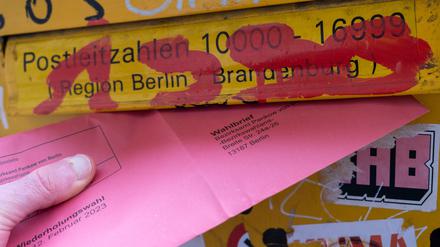 Einwurf des Wahlbriefes mit den Stimmzetteln. 