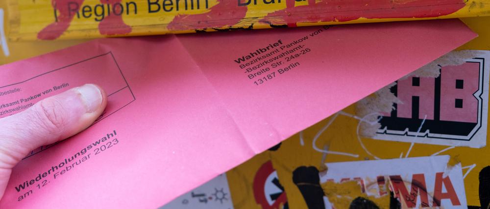 Einwurf des Wahlbriefes mit den Stimmzetteln.