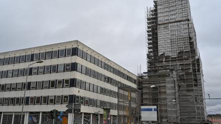 Dauerstreit: Das Rechenzentrum und daneben der Turm der Garnisonkirche an der Breiten Straße. Kommt dazwischen als Verbinder ein „Haus der Demokratie“?