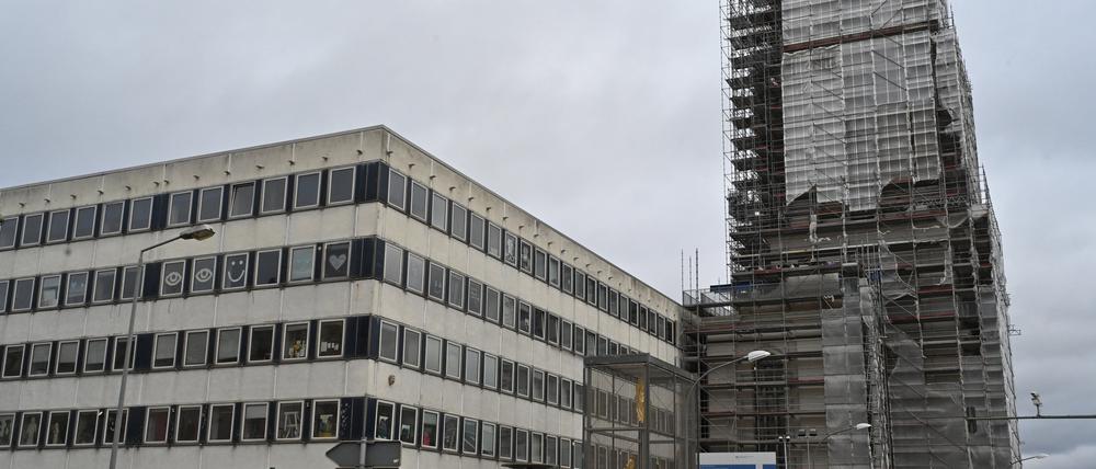 Dauerstreit: Das Rechenzentrum und daneben der Turm der Garnisonkirche an der Breiten Straße. Kommt dazwischen als Verbinder ein „Haus der Demokratie“?