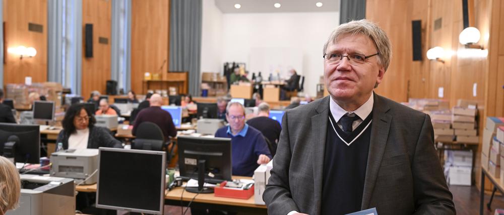 Landeswahlleiter Stephan Bröchler steht bei einem Pressetermin zum Beginn der Briefwahl für die Wiederholungswahlen am 12. Februar im Rathaus Zehlendorf.