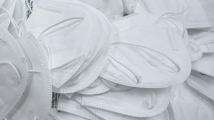 FFP-2-Masken liegen in einem Karton.