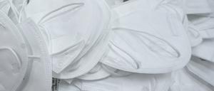 FFP-2-Masken liegen in einem Karton.