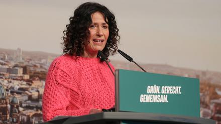 21.01.2023, Berlin: Bettina Jarasch (Bündnis90/Die Grünen), Verkehrssenatorin und Spitzenkandidatin für die Abgeordnetenhauswahl, spricht bei der Landesdelegiertenkonferenz ihrer Partei im Estrel-Hotel zu den Delegierten. Foto: Joerg Carstensen/dpa +++ dpa-Bildfunk +++