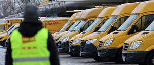 Am Zustellstützpunkt der Deutschen Post DHL am Hauptbahnhof in Rostock haben sich die Mitarbeiter zum Warnstreik eingefunden