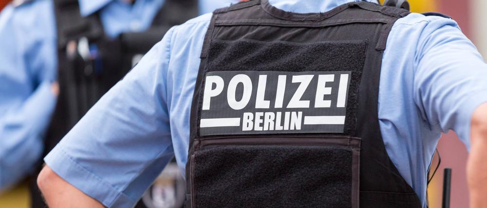 Polizist mit einer schusssicheren Weste