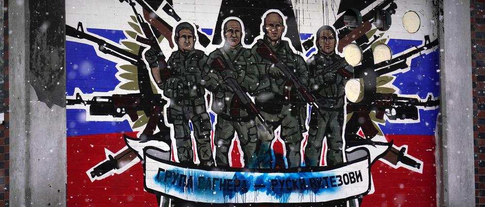 Grenzenlose Verehrung: Ein Wandbild in Belgrad zeigt die russische Söldnergruppe Wagner.