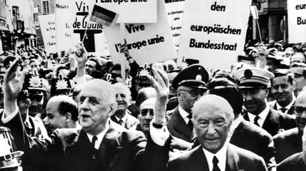 Der französische Staatspräsident Charles de Gaulle und Bundeskanzler Konrad Adenauer 1962 vor dem Bonner Rathaus.