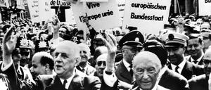 Der französische Staatspräsident Charles de Gaulle und Bundeskanzler Konrad Adenauer 1962 vor dem Bonner Rathaus.