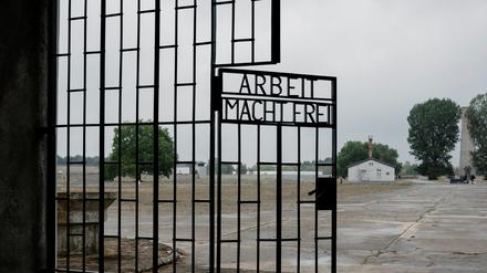 Das Eingangstor mit dem Schriftzug „Arbeit macht frei“ im ehemaligen Konzentrationslager Sachsenhausen. 