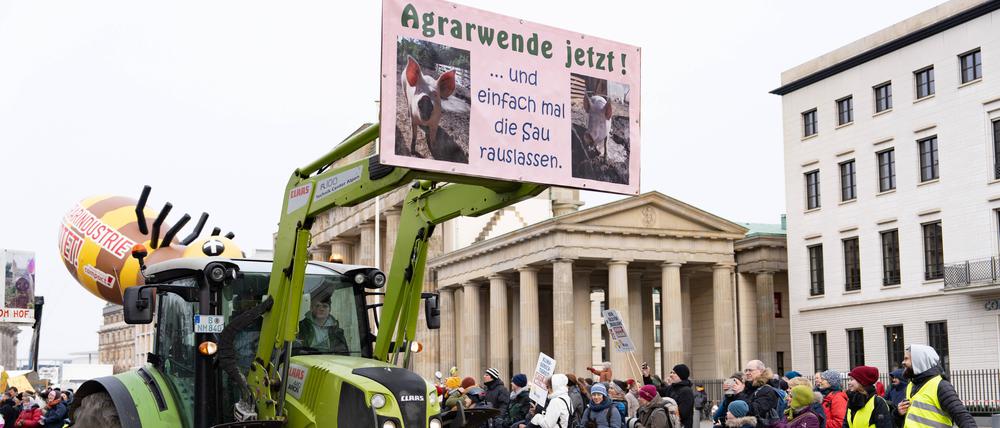 Gehört immer zur traditionellen Demo zum Start der Grünen Woche dazu: die Kolonne der Traktoren.