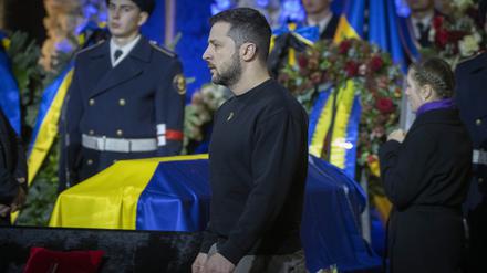 Wolodymyr Selenskyj nimmt an der Trauerzeremonie zu Ehren der Verstorbenen des Hubschrauberabsturzes um Innenminister Monastyrskyj teil.