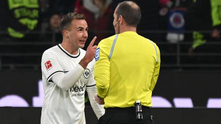 Mario Götze erklärt Schiedsrichter Marco Fritz, wie gut Frankfurt jetzt in der Tabelle steht.