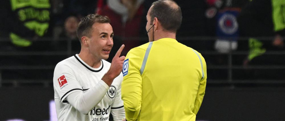 Mario Götze erklärt Schiedsrichter Marco Fritz, wie gut Frankfurt jetzt in der Tabelle steht.