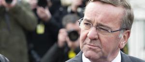 Boris Pistorius (SPD), deutscher Verteidigungsminister, gibt am Rande der Ukraine-Konferenz auf der US-Airbase Ramstein ein Statement ab. 