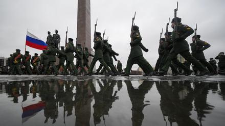 Soldaten der russischen Armee marschieren während einer Veranstaltung zum 80. Jahrestag des Bruchs der Belagerung Leningrads (heute St. Petersburg) durch die Nazis während des Zweiten Weltkriegs am Denkmal der heldenhaften Verteidiger Leningrads.