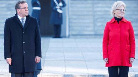 Seit dem Rücktritt von Verteidigungsministerin Christine Lambrecht (r.) und der Ernennung von Boris Pistorius (l.) zu ihrem Nachfolger gehören der Bundesregierung 10 Männer und 7 Frauen an.