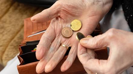 Millionen Rentnerinnen und Rentner leiden unter der derzeitigen Preisexplosion.