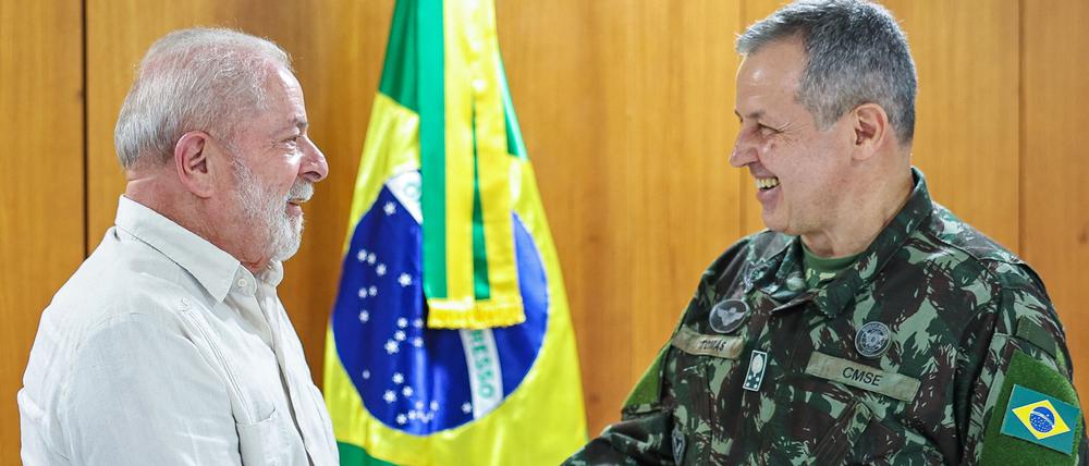 Brasiliens Präsident Luiz Inacio Lula da Silva gratuliert seinem neuen Armeechef, General Tomas Ribeiro Paiva.