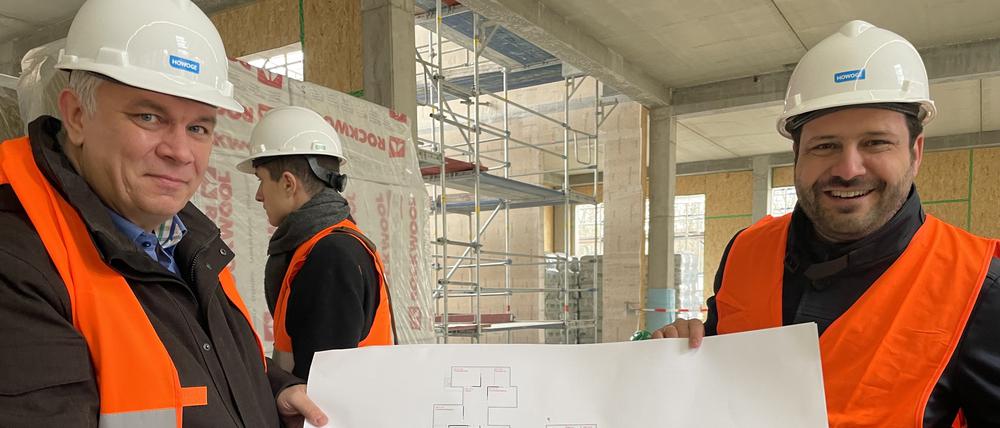 Landeselternsprecher Norman Heise und Jens Wadle, Bereichsleiter Schulbau und Prokurist der HOWOGE bei der Baustellenführung für eine neue Doppelschule an der Lichtenberger Allee der Kosmonauten.