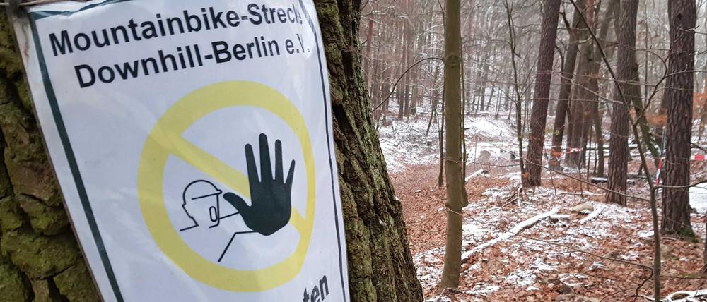 Warnschild an der Mountainbike-Strecke in den Müggelbergen.