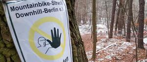 Warnschild an der Mountainbike-Strecke in den Müggelbergen.