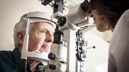 Die Sicht eines Patienten mit grauem Star ist oft wie verschleiert.