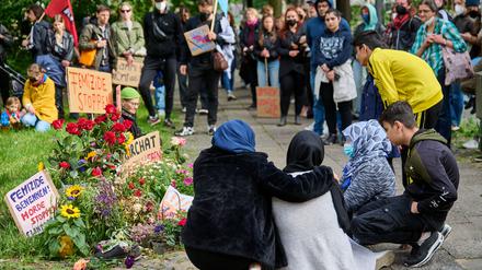Im Gedenken an die von ihrem Ehemann ermordete Zohra Mohammad Gul protestierten Menschen in Pankow gegen Femizide. 
