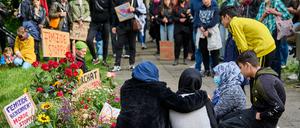 Im Gedenken an die von ihrem Ehemann ermordete Zohra Mohammad Gul protestieren etwa einhundert Menschen in Berlin-Pankow gegen Femizide. 