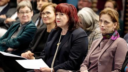 Ulrike Gote (Bündnis 90/Die Grünen,l-r), Berliner Senatorin für Gesundheit und Wissenschaft, Astrid-Sabine Busse (SPD), Berliner Senatorin für Bildung, Jugend und Familie, Bettina Stark-Watzinger (FDP), Bundesministerin für Bildung und Forschung, und Karin Prien (CDU), Bildungsministerin des Landes Schleswig-Holstein, nehmen an der Präsidentschaftsübergabe der Kultusministerkonferenz an das Land Berlin im Bundesrat teil. Berlin stellt im Jahr 2023 zum fünften Mal die Präsidentschaft der Kultusministerkonferenz.
