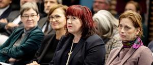 Ulrike Gote (Bündnis 90/Die Grünen,l-r), Berliner Senatorin für Gesundheit und Wissenschaft, Astrid-Sabine Busse (SPD), Berliner Senatorin für Bildung, Jugend und Familie, Bettina Stark-Watzinger (FDP), Bundesministerin für Bildung und Forschung, und Karin Prien (CDU), Bildungsministerin des Landes Schleswig-Holstein, nehmen an der Präsidentschaftsübergabe der Kultusministerkonferenz an das Land Berlin im Bundesrat teil. Berlin stellt im Jahr 2023 zum fünften Mal die Präsidentschaft der Kultusministerkonferenz.
