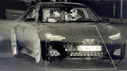 „Mit 144 km/h statt 50 km/h hat dieser Autofahrer wohl heute Mittag die Buckower Chaussee in Neukölln mit einer Startbahn verwechselt.“ Das schrieb die Polizei am Sonnabend auf Twitter.