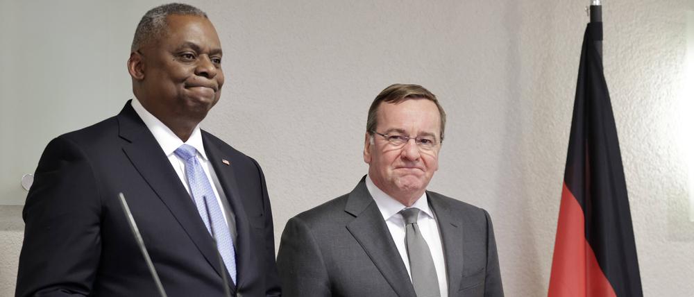 Lloyd J. III. Austin, Verteidigungsminister der USA, und Boris Pistorius, Bundesminister der Verteidigung, bei einem Pressestatement im Verteidigungsministerium.