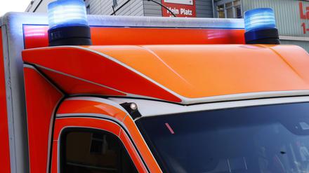 Rettungswagen (RTW) der Berliner Feuerwehr mit Blaulicht und Sondersignalen. (Symbolbild, Themenbild) Berlin, 05.01.2023