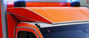Rettungswagen (RTW) der Berliner Feuerwehr mit Blaulicht und Sondersignalen.