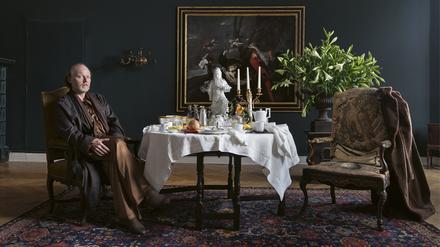 Der Bühnenbildner Bernd Skodzig in seinem Wohnzimmer.