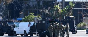 Einsatzkräfte der Polizei stehen vor dem Gebäude in Torrance, Kalifornien, in dem der mutmaßliche Verdächtige der Massenschießerei, bei der in Monterey Park, Kalifornien, 10 Menschen getötet wurden, festgehalten wird.