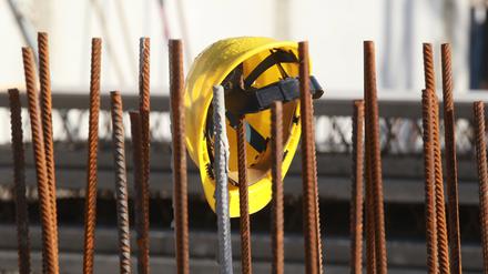 ARCHIV - 13.11.2013, Thüringen, Jena: Ein Bauhelm hängt an Fundament-Stangen auf einer Baustelle. In Mecklenburg-Vorpommern fehlt es an Bauingenieur. Die Bemühungen der Landesregierung, mit einem erweiterten Studienangebot mehr junge Menschen für ein Bauingenieur-Studium zu gewinnen, scheinen erste Früchte zu tragen.
(zu dpa-lmv: «Neues Ausbildungskonzept sorgt für mehr Bauingenieur-Studenten in MV») Foto: Bodo Schackow/dpa-Zentralbild/dpa +++ dpa-Bildfunk +++