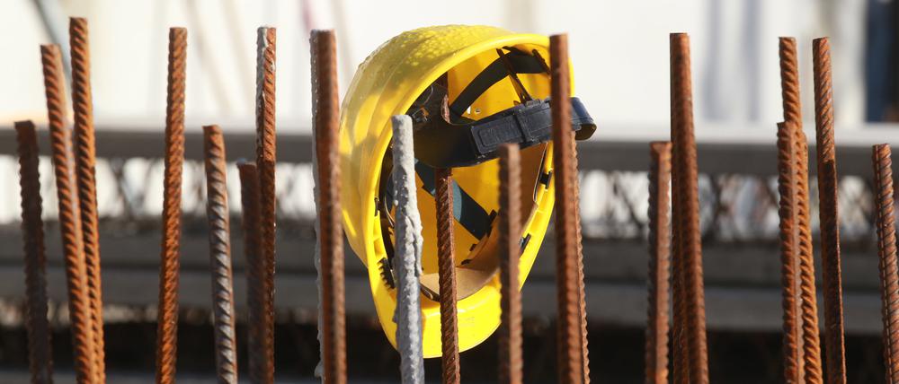 ARCHIV - 13.11.2013, Thüringen, Jena: Ein Bauhelm hängt an Fundament-Stangen auf einer Baustelle. In Mecklenburg-Vorpommern fehlt es an Bauingenieur. Die Bemühungen der Landesregierung, mit einem erweiterten Studienangebot mehr junge Menschen für ein Bauingenieur-Studium zu gewinnen, scheinen erste Früchte zu tragen.
(zu dpa-lmv: «Neues Ausbildungskonzept sorgt für mehr Bauingenieur-Studenten in MV») Foto: Bodo Schackow/dpa-Zentralbild/dpa +++ dpa-Bildfunk +++