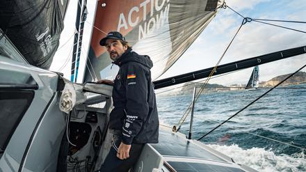 HANDOUT - 08.01.2023, Spanien, Alicante: Boris Herrmann segelt mit seinem Team Malizia beim Hafenrennen des 14. Ocean Race. Herrmann geht mit seinem Neubau «Malizia · Seaexplorer» ins Rennen. (zu dpa: «The Ocean Race: Boris Herrmann kämpft um Podiumsplatz») Foto: Antoine Auriol/Team Malizia/dpa +++ dpa-Bildfunk +++