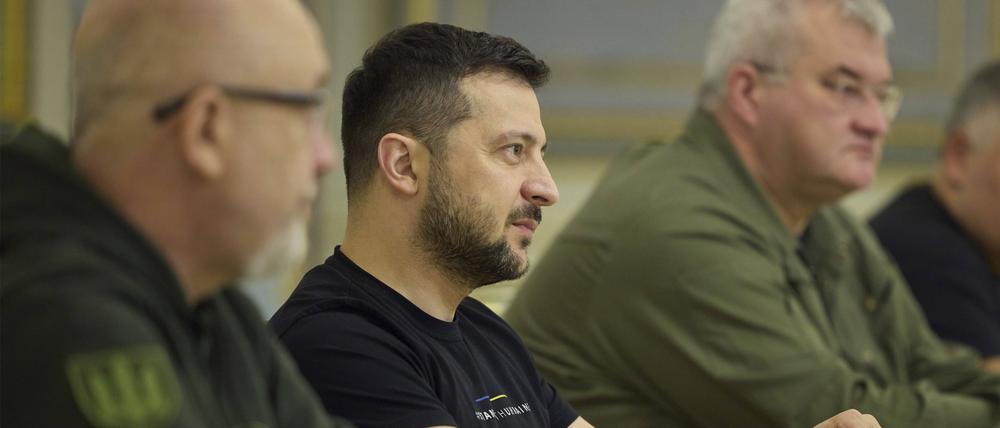 Der ukrainische Präsident Wolodymyr Selenskyj neben Verteidigungsminister Olexij Resnikow