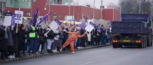 Beschäftigte der Ambulanz streiken vor einem Krankenhaus in England.