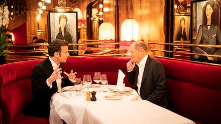 Am Sonntagabend in Emmanuel Macrons Lieblingsrestaurant - mit ihm und US-Präsident Joe Biden stimmt sich Olaf Scholz zur Ukraine am engsten ab.