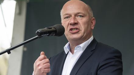 Kai Wegner, CDU-Fraktionsvorsitzender im Abgeordnetenhaus Berlin und CDU-Landesvorsitzender, spricht bei einer Demonstration vor dem Berliner Abgeordnetenhaus. Der CDU-Politiker plädiert dafür, mehr auf ausländische Fachkräfte zu setzen. 