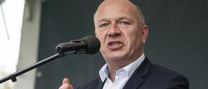 Kai Wegner, CDU-Fraktionsvorsitzender im Abgeordnetenhaus Berlin und CDU-Landesvorsitzender, spricht bei einer Demonstration vor dem Berliner Abgeordnetenhaus. Der CDU-Politiker plädiert dafür, mehr auf ausländische Fachkräfte zu setzen. 